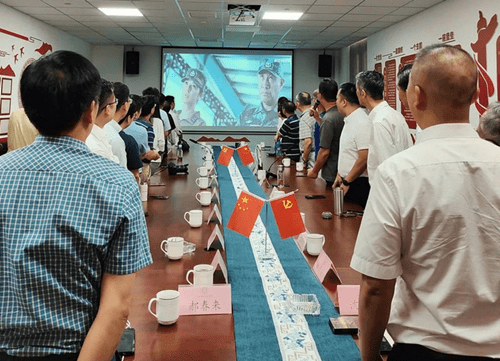 黨員起立，齊唱軍歌《咱當(dāng)兵的人》